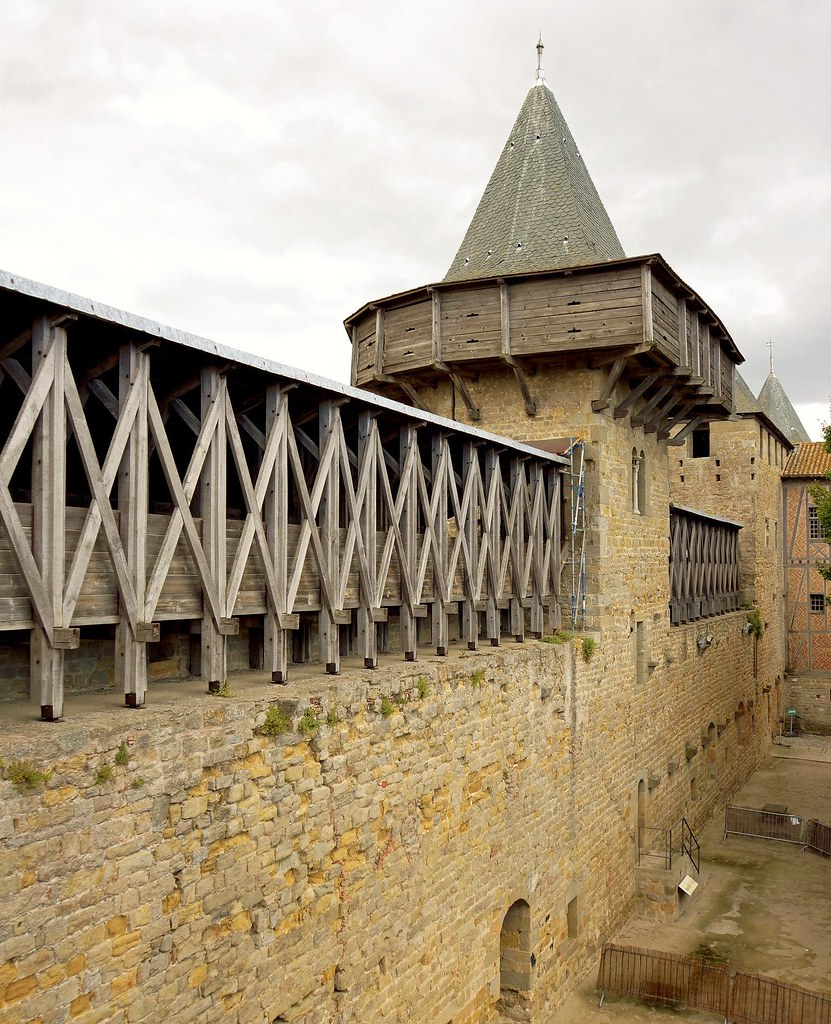 A view of eh wooden hoarding from inside the castle walls. Photo Dennis Jarvis